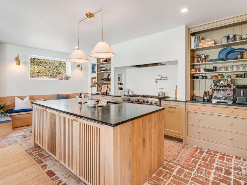22 Kenilwood Place, Asheville, NC 28803.  MLS# CAR4308244, YatesRealty ID 6432. 
