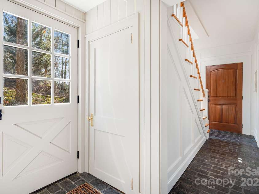 22 Kenilwood Place, Asheville, NC 28803.  MLS# CAR4308244, YatesRealty ID 6432. 