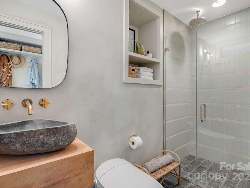 22 Kenilwood Place, Asheville, NC 28803.  MLS# CAR4308244, YatesRealty ID 6432. 