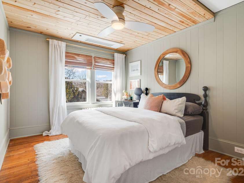 22 Kenilwood Place, Asheville, NC 28803.  MLS# CAR4308244, YatesRealty ID 6432. 