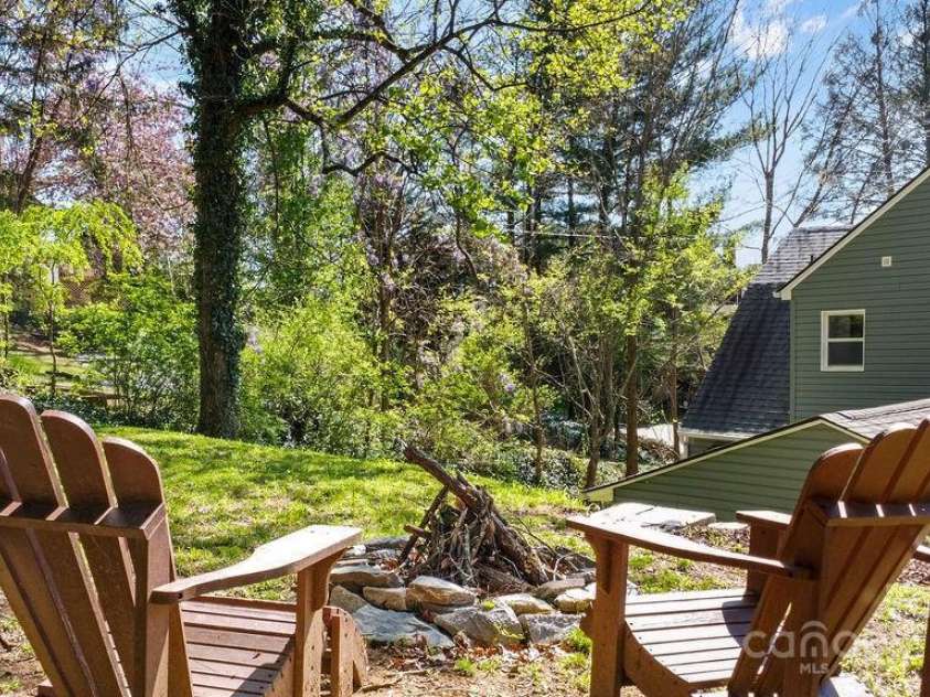 22 Kenilwood Place, Asheville, NC 28803.  MLS# CAR4308244, YatesRealty ID 6432. 