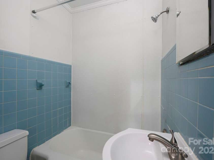 627 Flint Street, Lincolnton, NC 28092.  MLS# CAR4246815, YatesRealty ID 6436. 