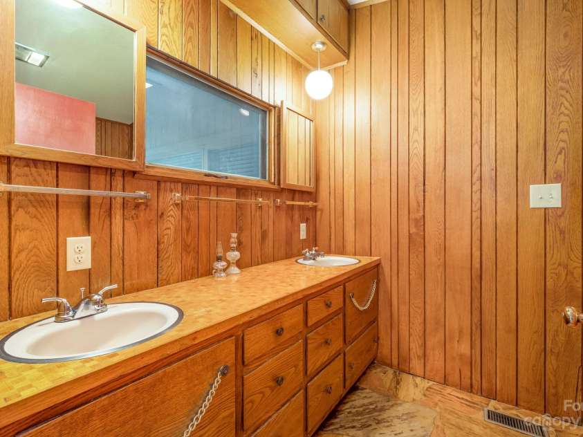 2756 Peachtree Road, Statesville, NC 28625.  MLS# CAR4072282, YatesRealty ID 644. Primary bathroom