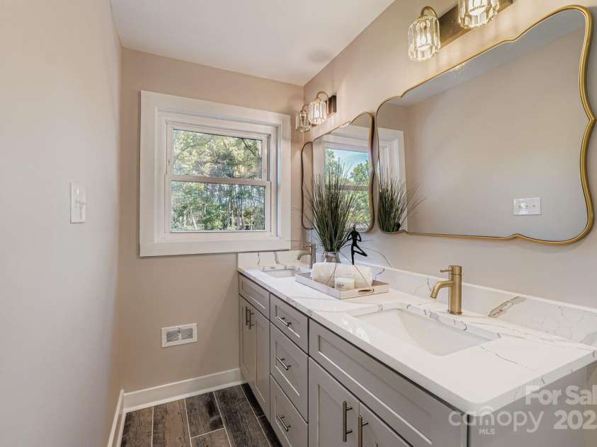 6210 Cora Street, Charlotte, NC 28216.  MLS# CAR4314569, YatesRealty ID 644. Master Bathroom