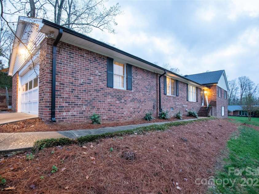 911 Wimbledon Place, High Point, NC 27262.  MLS# CAR4219544, YatesRealty ID 6443. 