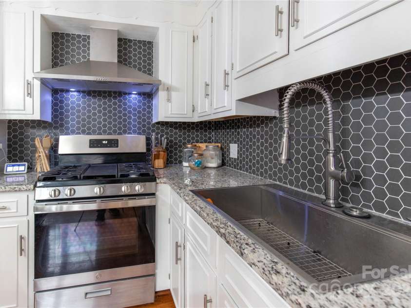 911 Wimbledon Place, High Point, NC 27262.  MLS# CAR4219544, YatesRealty ID 6443. 