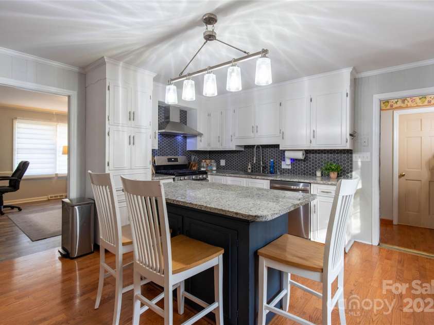 911 Wimbledon Place, High Point, NC 27262.  MLS# CAR4219544, YatesRealty ID 6443. 