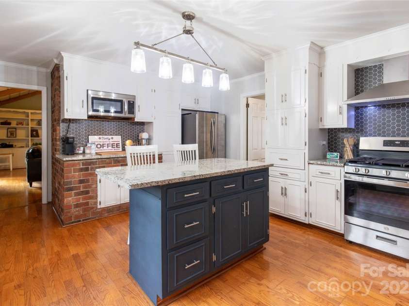 911 Wimbledon Place, High Point, NC 27262.  MLS# CAR4219544, YatesRealty ID 6443. 