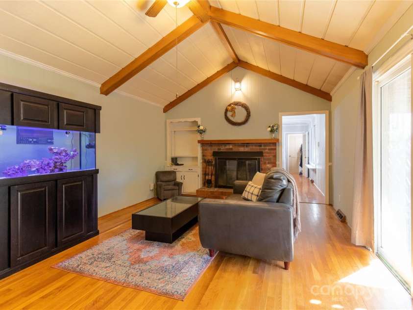 911 Wimbledon Place, High Point, NC 27262.  MLS# CAR4219544, YatesRealty ID 6443. 