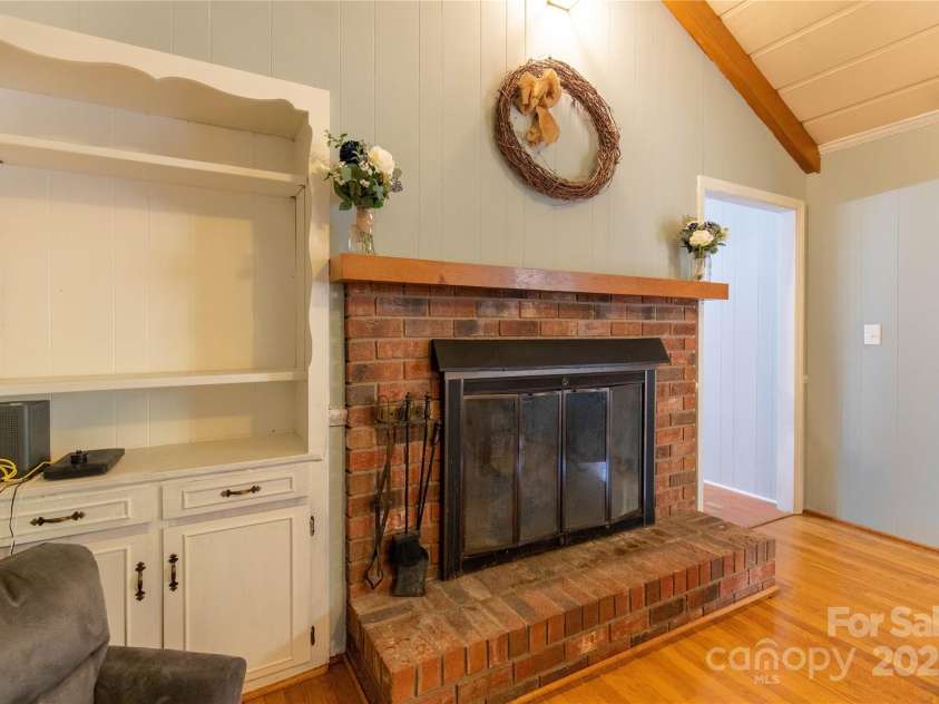 911 Wimbledon Place, High Point, NC 27262.  MLS# CAR4219544, YatesRealty ID 6443. 