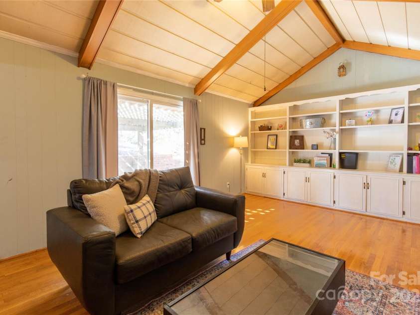 911 Wimbledon Place, High Point, NC 27262.  MLS# CAR4219544, YatesRealty ID 6443. 