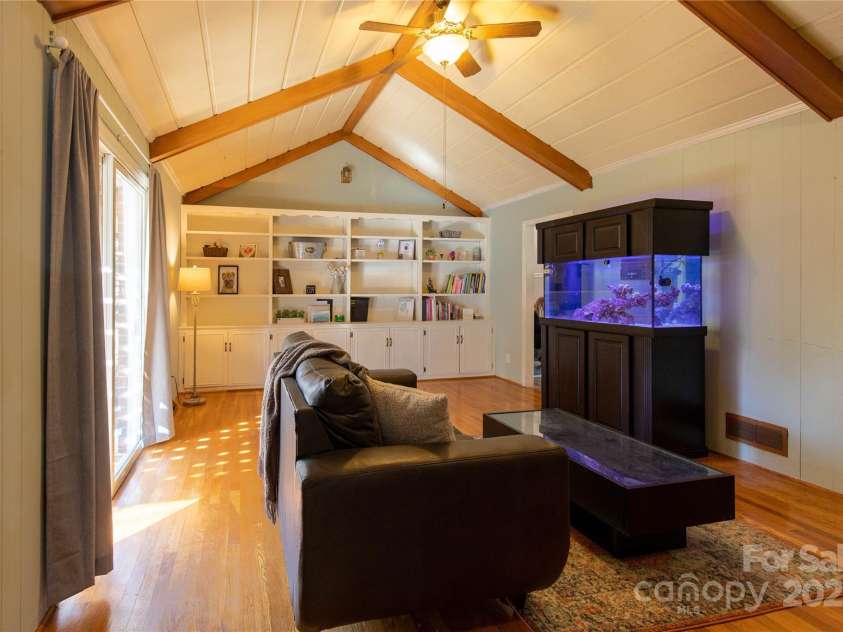 911 Wimbledon Place, High Point, NC 27262.  MLS# CAR4219544, YatesRealty ID 6443. 