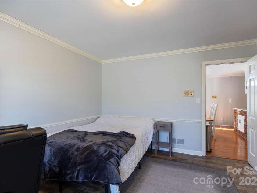 911 Wimbledon Place, High Point, NC 27262.  MLS# CAR4219544, YatesRealty ID 6443. 