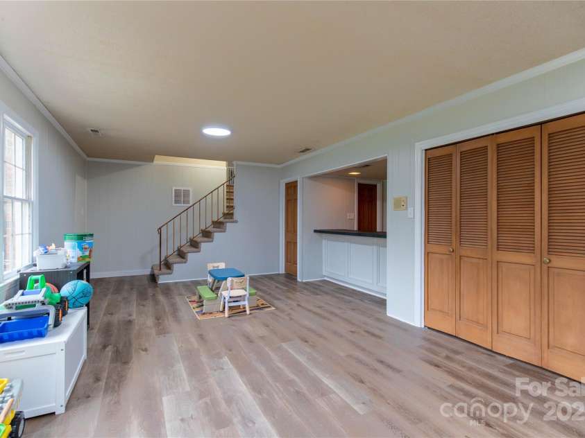 911 Wimbledon Place, High Point, NC 27262.  MLS# CAR4219544, YatesRealty ID 6443. 