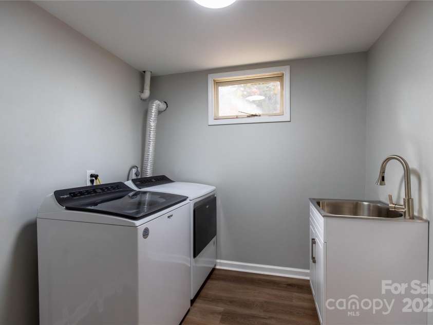 911 Wimbledon Place, High Point, NC 27262.  MLS# CAR4219544, YatesRealty ID 6443. 