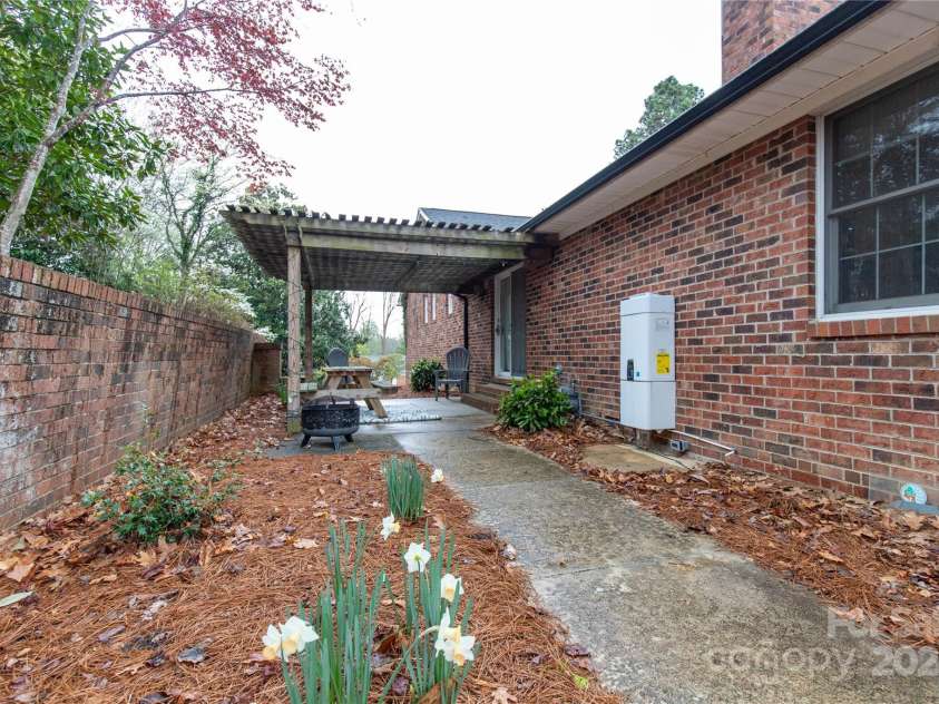911 Wimbledon Place, High Point, NC 27262.  MLS# CAR4219544, YatesRealty ID 6443. 