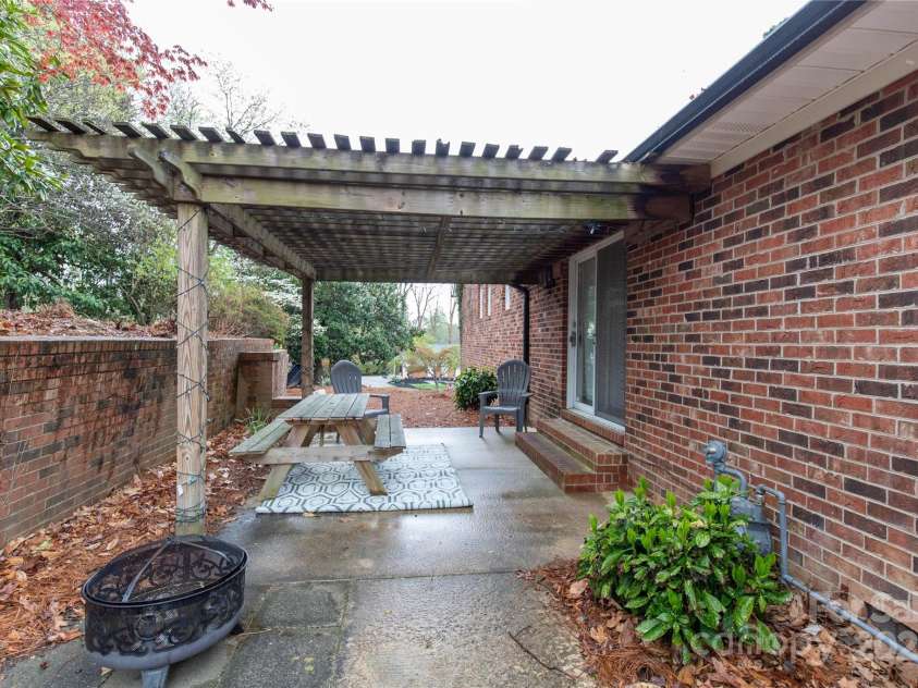 911 Wimbledon Place, High Point, NC 27262.  MLS# CAR4219544, YatesRealty ID 6443. 