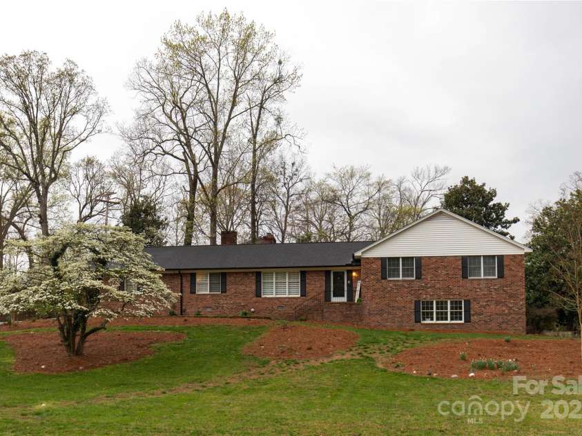 911 Wimbledon Place, High Point, NC 27262.  MLS# CAR4219544, YatesRealty ID 6443. 