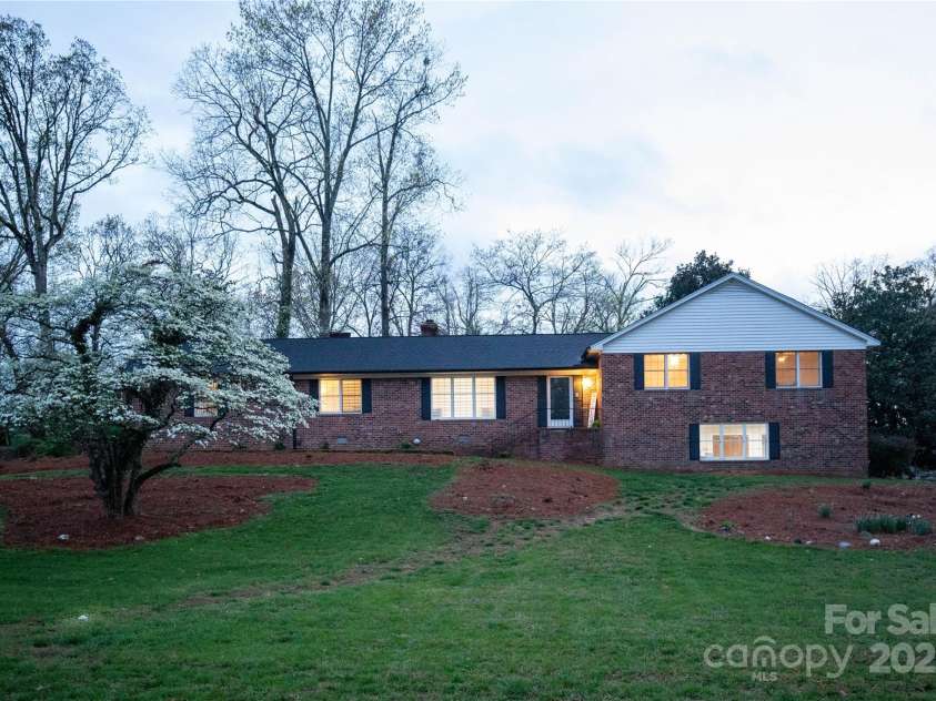 911 Wimbledon Place, High Point, NC 27262.  MLS# CAR4219544, YatesRealty ID 6443. 