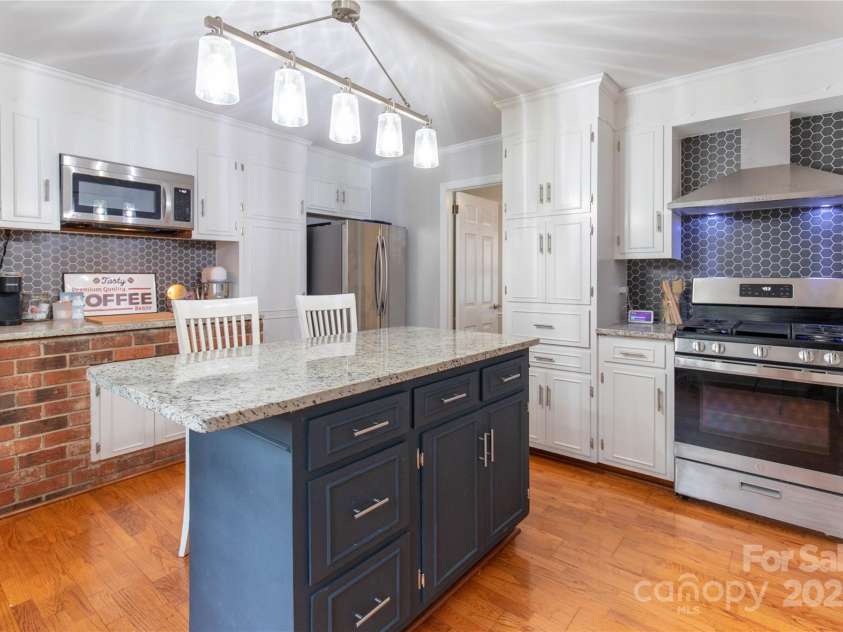 911 Wimbledon Place, High Point, NC 27262.  MLS# CAR4219544, YatesRealty ID 6443. 