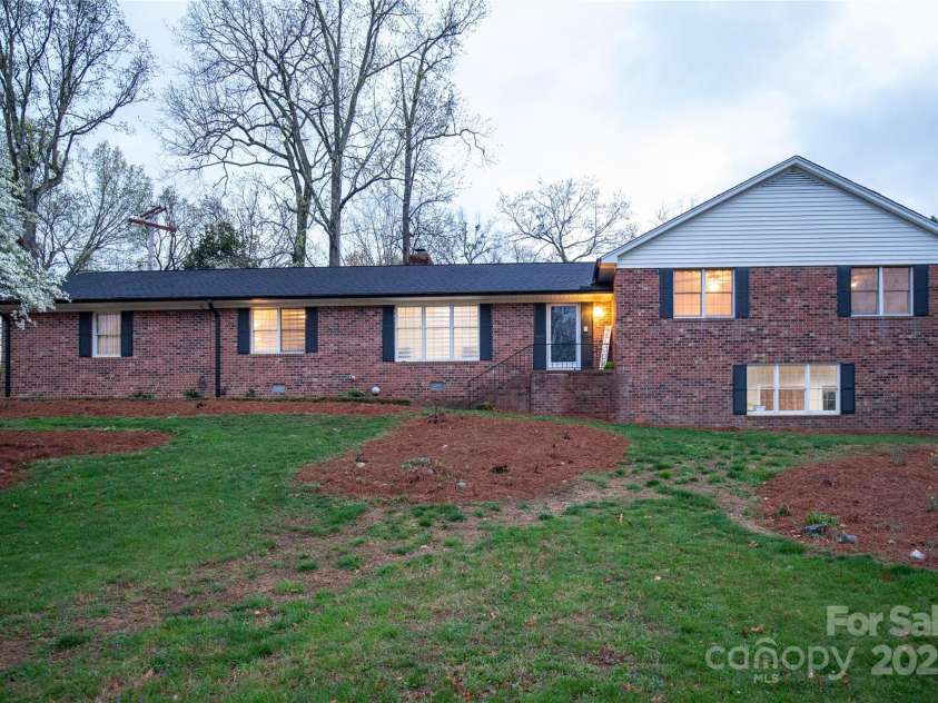 911 Wimbledon Place, High Point, NC 27262.  MLS# CAR4219544, YatesRealty ID 6443. 