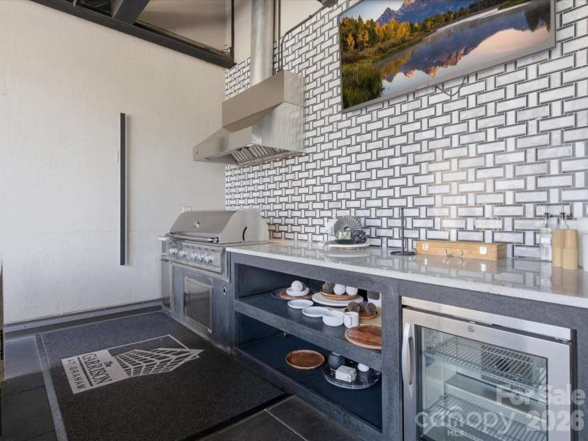 715 Graham Street, Charlotte, NC 28202.  MLS# CAR4383984, YatesRealty ID 6452. Shared rooftop terrace with skyline views, lounge areas, fireplaces, and outdoor kitchen 