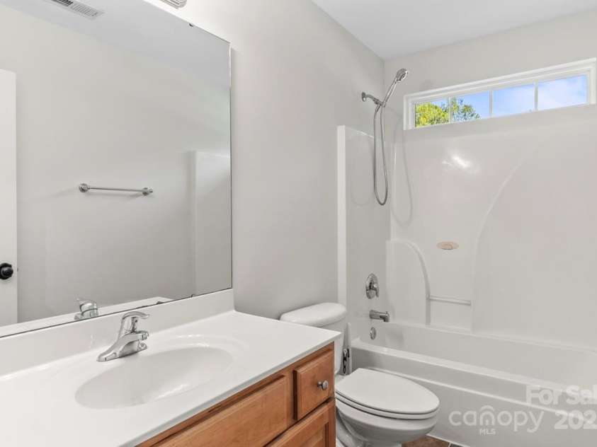 13206 Meadowmere Road, Huntersville, NC 28078.  MLS# CAR4245792, YatesRealty ID 6454. 2nd full bath on the upper level with tub/shower combo