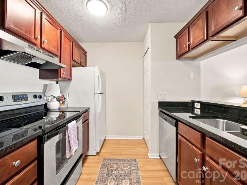 501 Olmsted Park Place, Charlotte, NC 28203.  MLS# CAR4417323, YatesRealty ID 6457. 