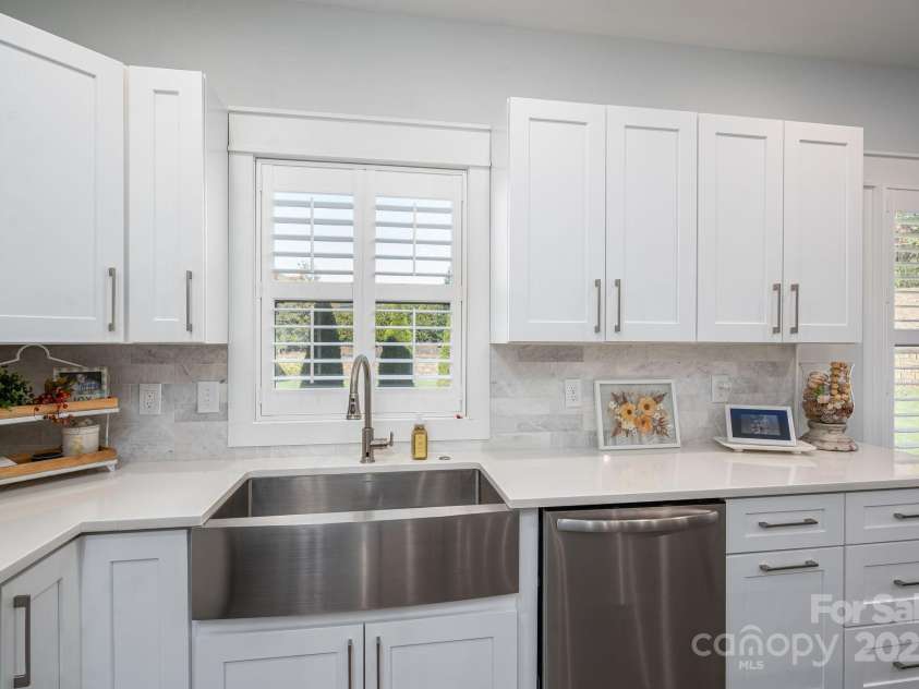 4290 Holly Circle, Conover, NC 28613.  MLS# CAR4321676, YatesRealty ID 6459. Custom Cabinets