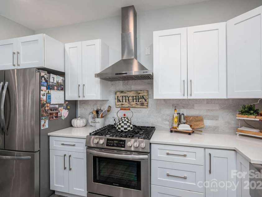4290 Holly Circle, Conover, NC 28613.  MLS# CAR4321676, YatesRealty ID 6459. Gas Range and Hood