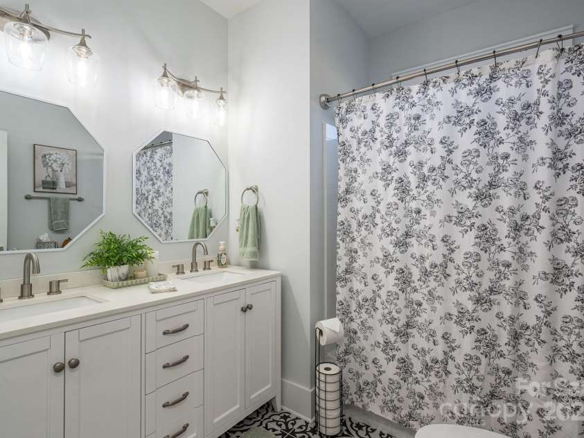 4290 Holly Circle, Conover, NC 28613.  MLS# CAR4321676, YatesRealty ID 6459. Hall Bath