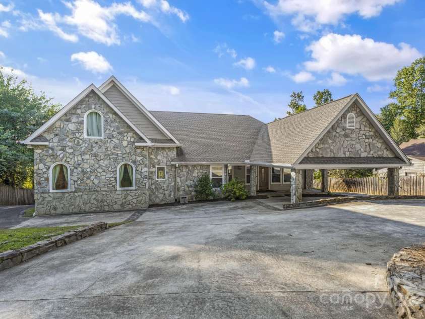 10 Scout Road, Greenville, SC 29611.  MLS# CAR4318926, YatesRealty ID 646. 