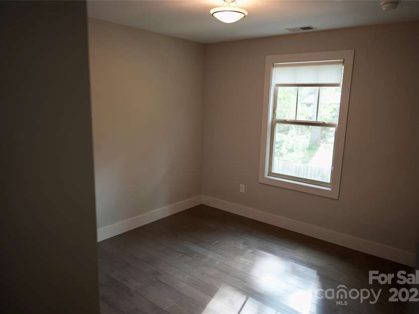 129 Aurora Drive, Asheville, NC 28805.  MLS# CAR4296445, YatesRealty ID 646. 