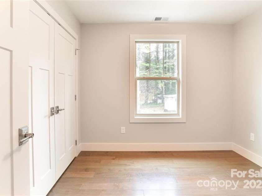 129 Aurora Drive, Asheville, NC 28805.  MLS# CAR4296445, YatesRealty ID 646. 