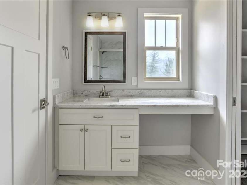 129 Aurora Drive, Asheville, NC 28805.  MLS# CAR4296445, YatesRealty ID 646. 