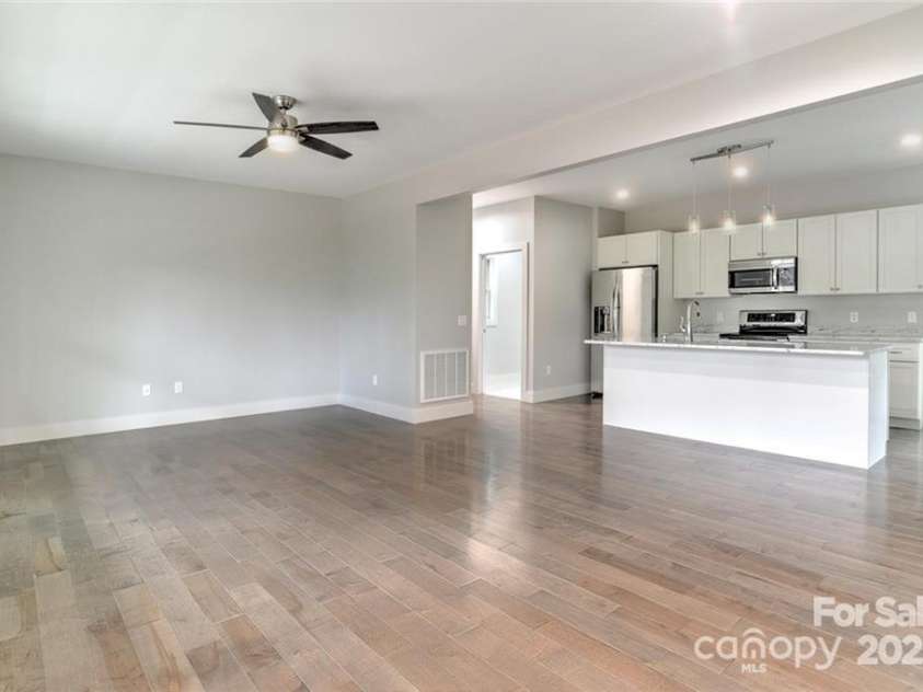 129 Aurora Drive, Asheville, NC 28805.  MLS# CAR4296445, YatesRealty ID 646. 