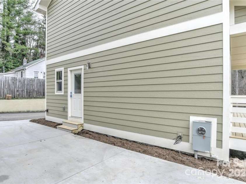 129 Aurora Drive, Asheville, NC 28805.  MLS# CAR4296445, YatesRealty ID 646. 