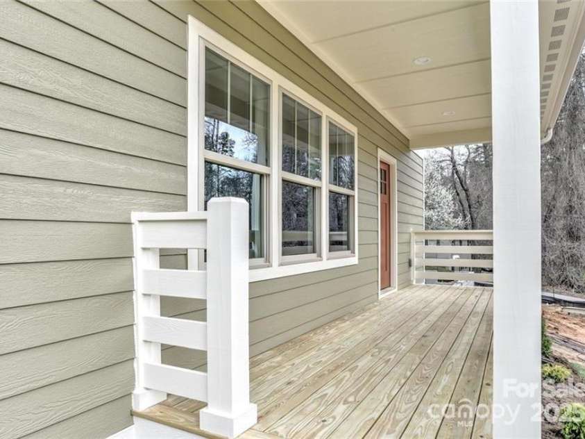 129 Aurora Drive, Asheville, NC 28805.  MLS# CAR4296445, YatesRealty ID 646. 