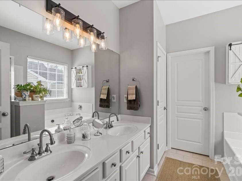 1024 Kensrowe Lane, Matthews, NC 28104.  MLS# CAR4362302, YatesRealty ID 6461. 