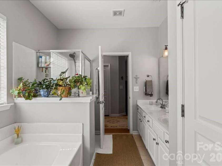 1024 Kensrowe Lane, Matthews, NC 28104.  MLS# CAR4362302, YatesRealty ID 6461. 