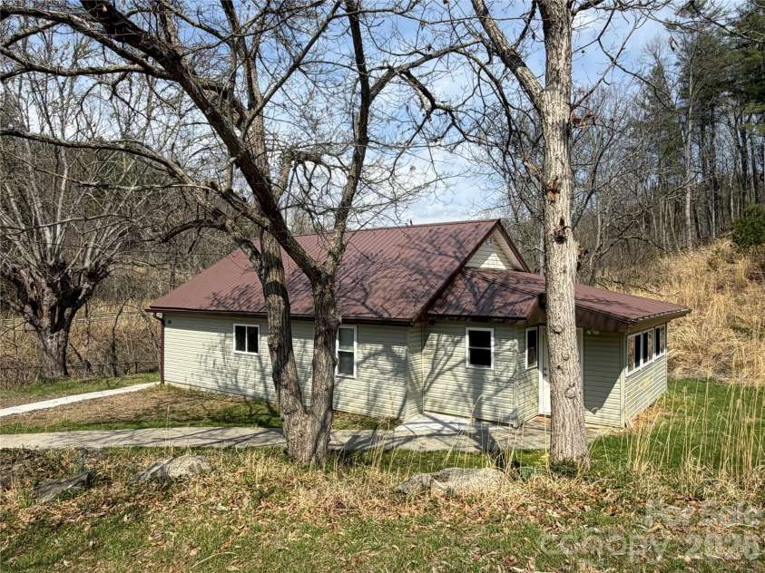55 Summit View Drive, Marshall, NC 28753.  MLS# CAR4323108, YatesRealty ID 6462. 