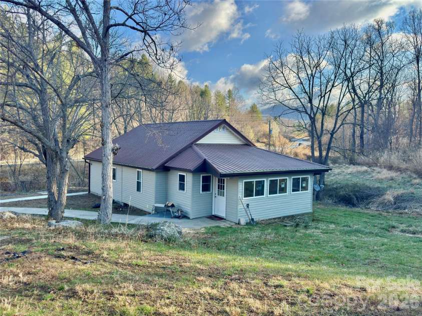 55 Summit View Drive, Marshall, NC 28753.  MLS# CAR4323108, YatesRealty ID 6462. Spacious Cottage