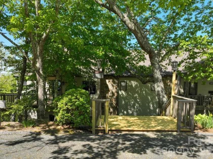 140 Slickrock Road, Burnsville, NC 28714.  MLS# CAR4255656, YatesRealty ID 6465. 