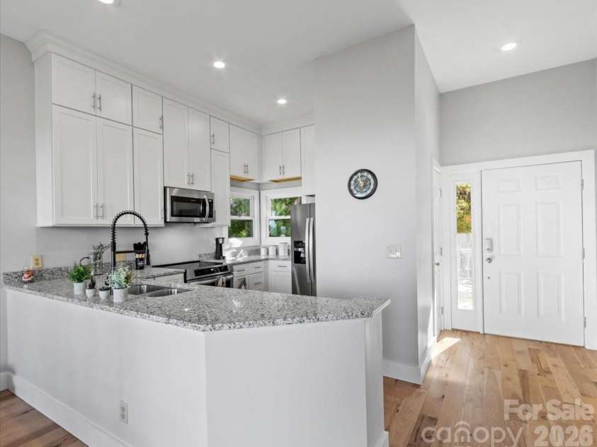 140 Slickrock Road, Burnsville, NC 28714.  MLS# CAR4369960, YatesRealty ID 6465. CLEAN LINES THROUGHOUT