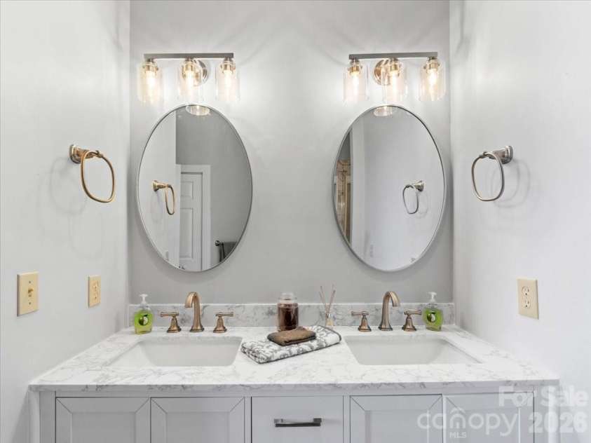 140 Slickrock Road, Burnsville, NC 28714.  MLS# CAR4369960, YatesRealty ID 6465. DBL SINKS - REMODELED BATH