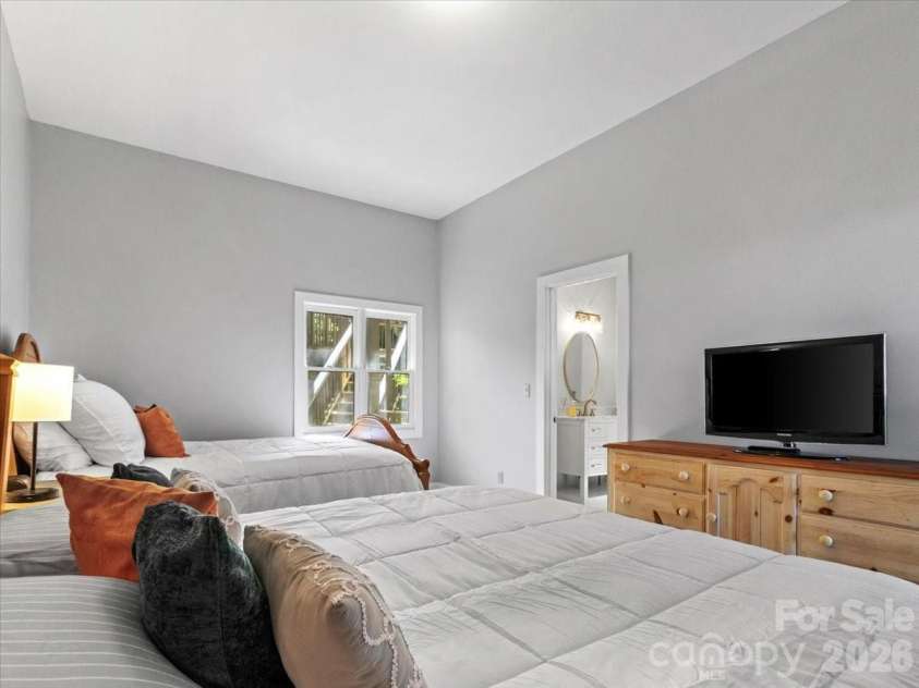 140 Slickrock Road, Burnsville, NC 28714.  MLS# CAR4369960, YatesRealty ID 6465. SPACIOUS AND BRIGHT