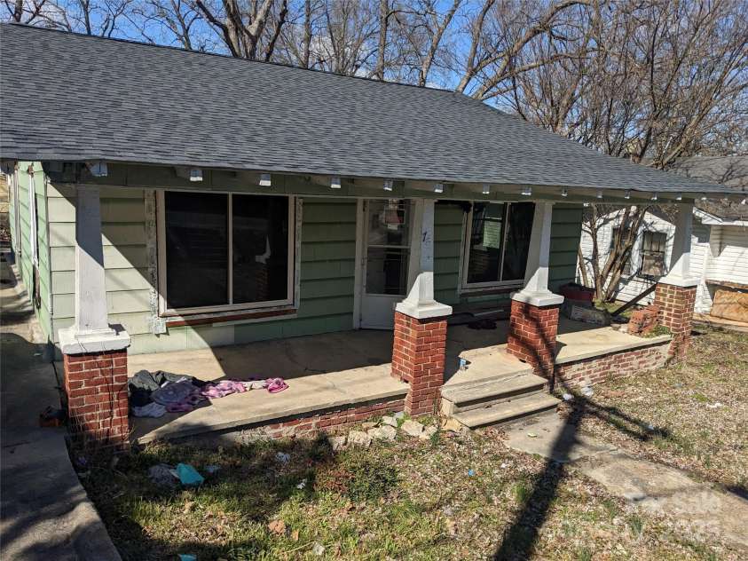 702 Guilford Street, Thomasville, NC 27360.  MLS# CAR4231692, YatesRealty ID 6465. 