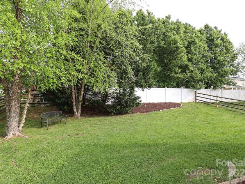 11623 Black Maple Avenue, Charlotte, NC 28269.  MLS# CAR4246127, YatesRealty ID 6467. 