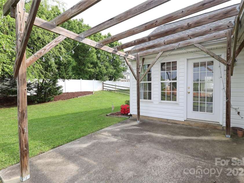 11623 Black Maple Avenue, Charlotte, NC 28269.  MLS# CAR4246127, YatesRealty ID 6467. 