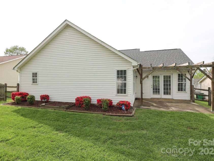 11623 Black Maple Avenue, Charlotte, NC 28269.  MLS# CAR4246127, YatesRealty ID 6467. 